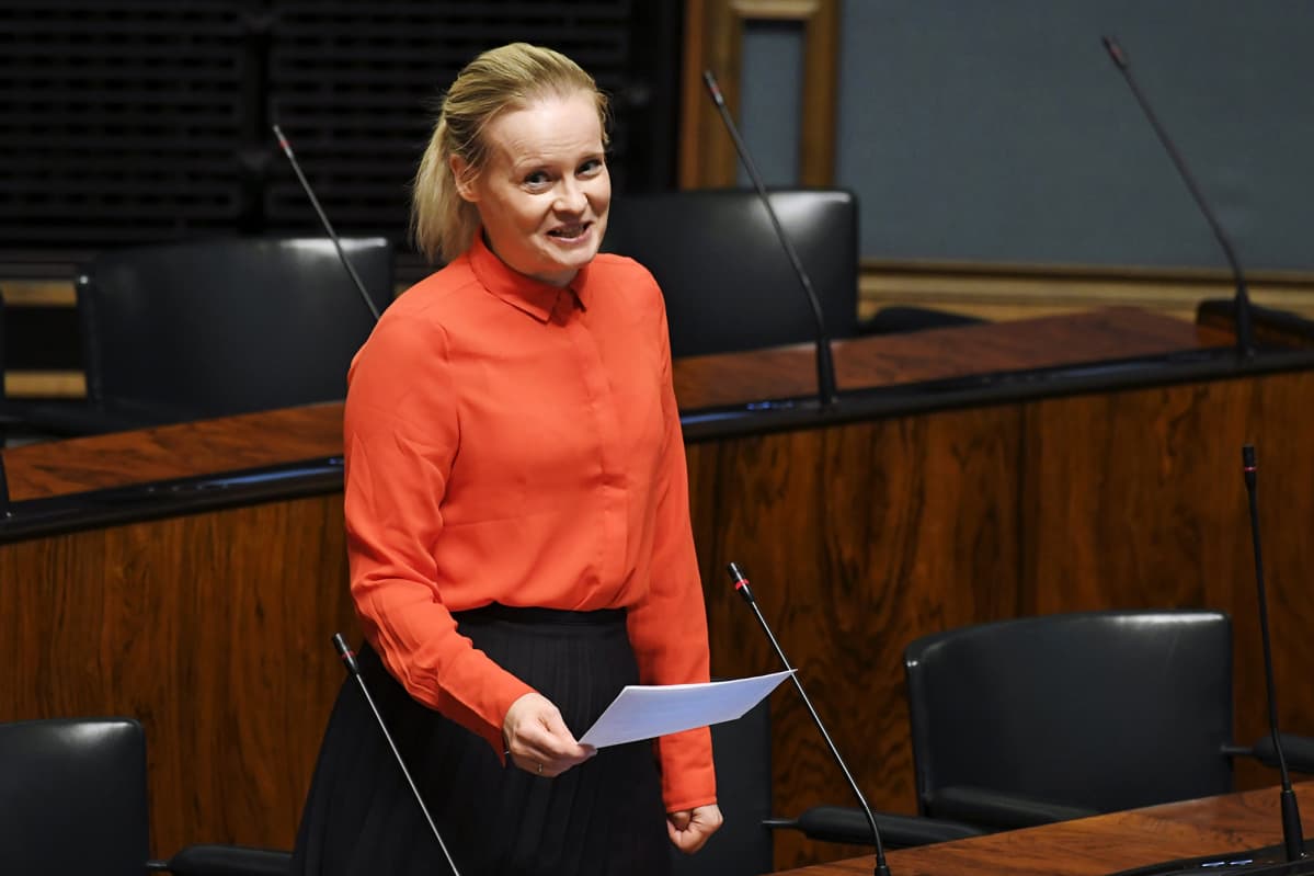 Kuvassa on Riikka Purra eduskunnassa.