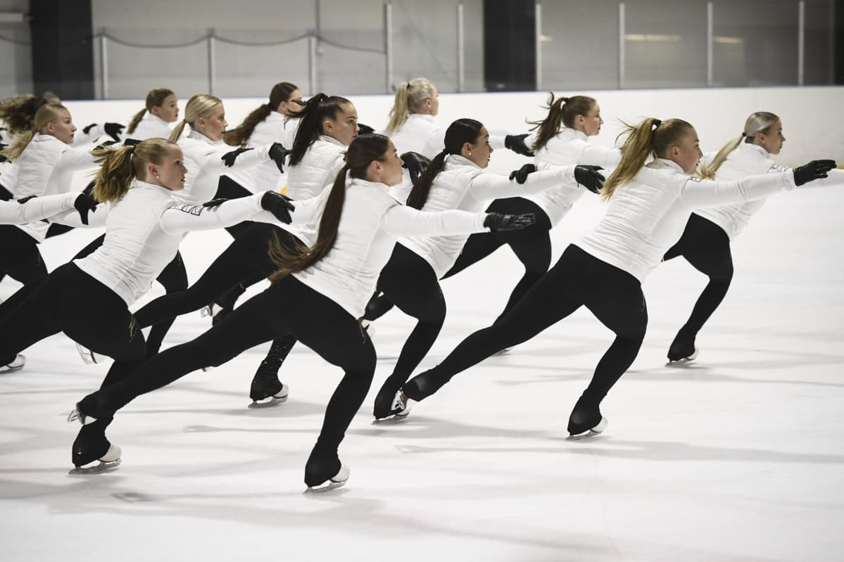 Muodostelmaluistelujoukkue Rockettes harjoituksissa Helsingissä.