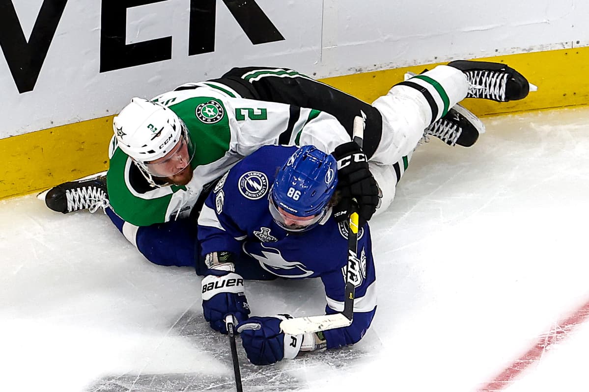 Dallasin Jamie Oleksiak ja Tampa Bayn Nikita Kutsherov taistelevat kiekosta