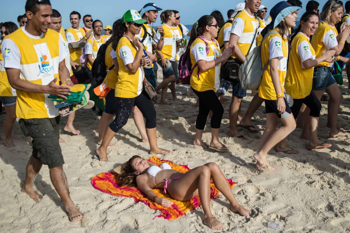 Nuoret uskovaiset kävelivät Rio de Janeiron Ipanema-rannan halki katsomaan paavin vierailua katolisten nuorten tapahtumassa 21. heinäkuuta.