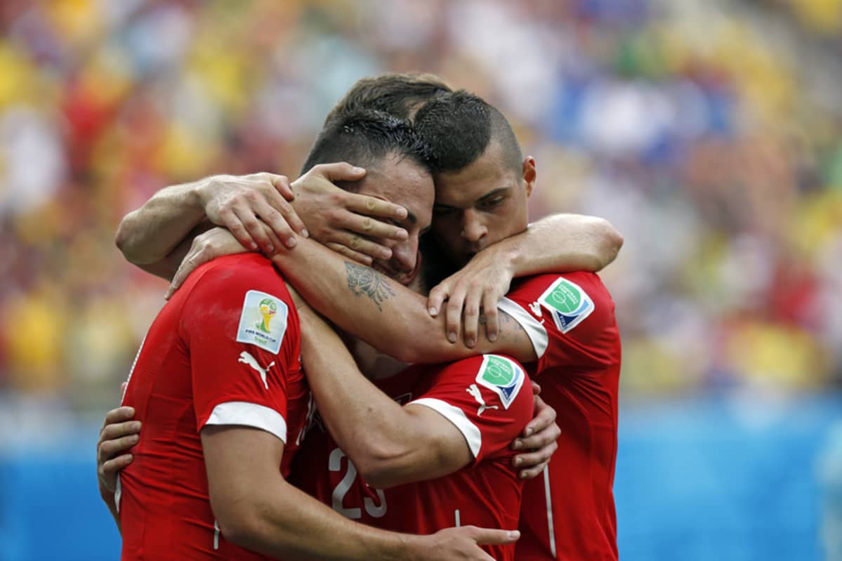Sveitsin Xherdan Shaqiri halailee joukkuekavereitaan 2014