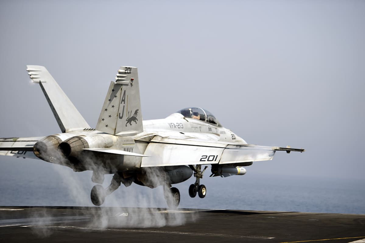 Yhdysvaltain laivaston Hornet lähtee Persianlahdelta USS George H.W. Bush -lentotukialuksen kiitoradalta Irakiin 15. elokuuta 2014.