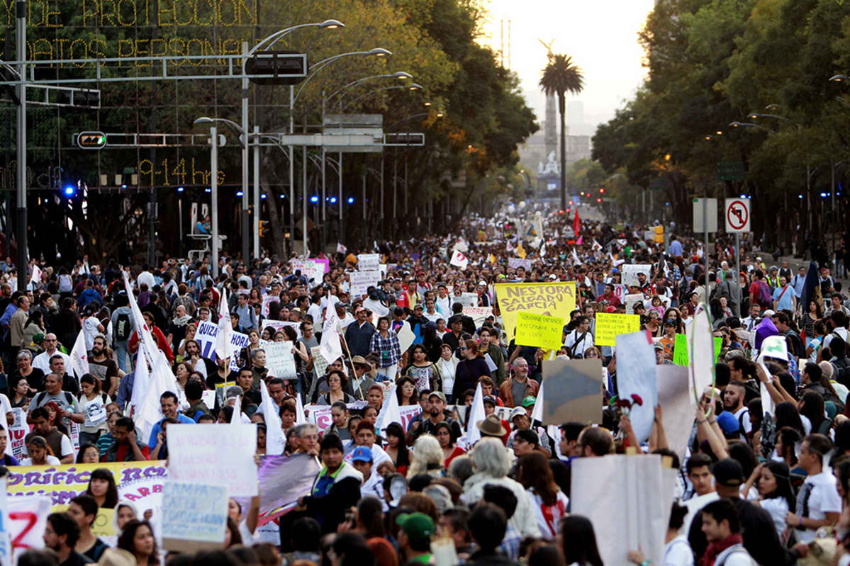 Tuhannet ihmiset osallistuivat mielenosoituksiin Mexico Cityssä 5. marraskuuta 2014.