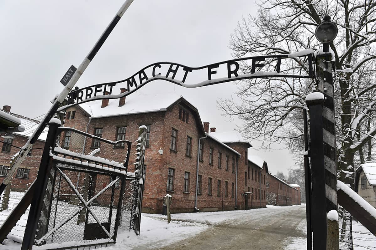 Auschwitzin keskitysleirin portti.