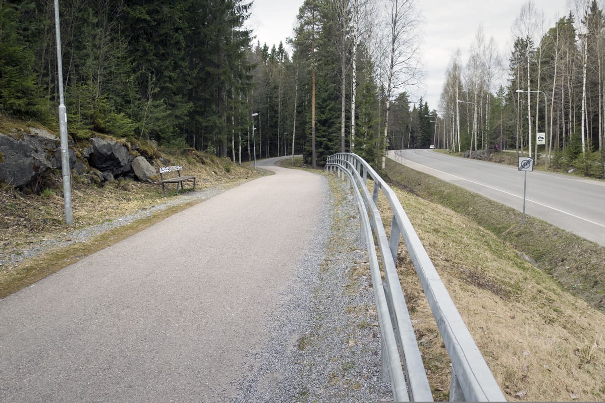 Tesoman murha, Tesoman valtaväylän penkki
