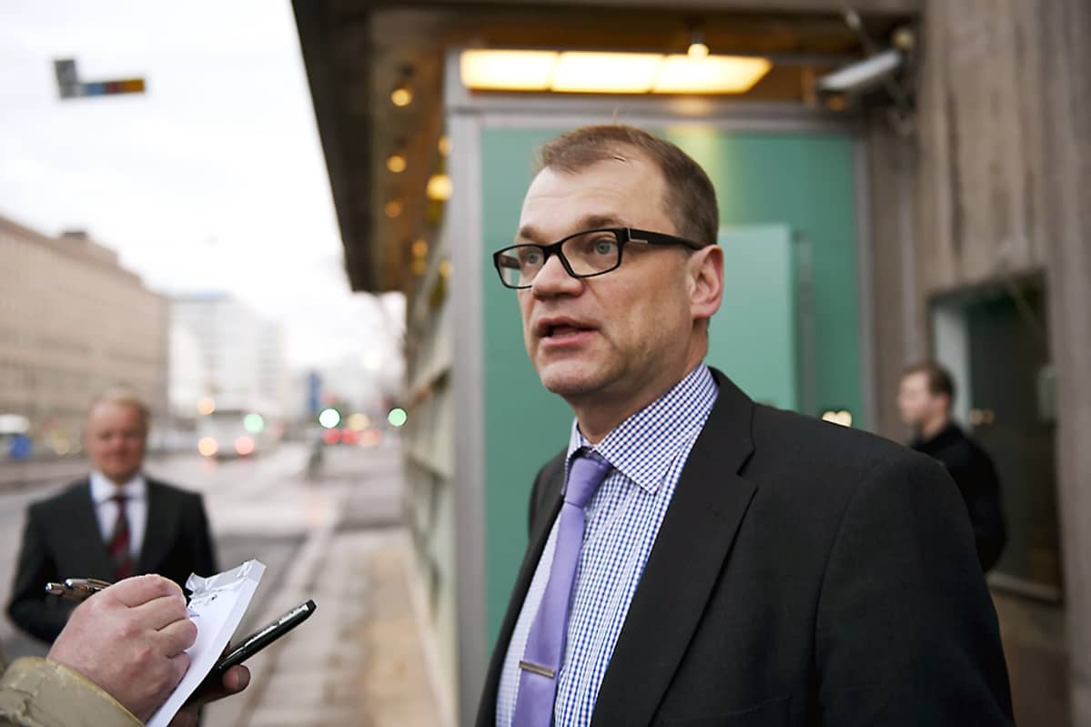 Hallitustunnustelija, keskustan puheenjohtaja Juha Sipilä kommentoi yhteiskuntasopimuksen kariutumista STT-Lehtikuvan toimittajalle eduskunnan väistötilan Sibelius-Akatemian edessä Helsingissä keskiviikkona 5. toukokuuta.