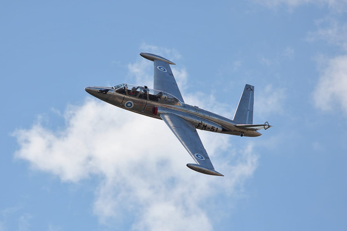 Fouga Magister -suihkukone lentää Jämi Fly In -tapahtumassa.