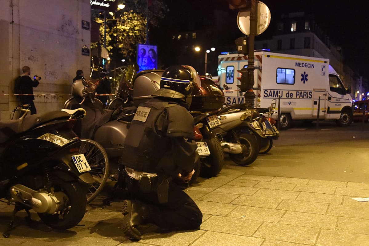 Poliisi ja ambulanssi pariisilaisen Bataclan-konserttisalin ulkopuolella ennen poliisin sinne tekemää rynnäkköä.