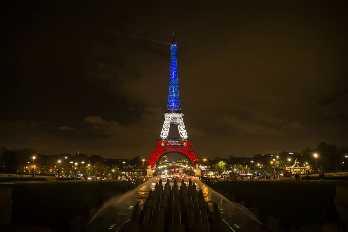 Ranskan lipun värein valaistu Eiffel-torni.