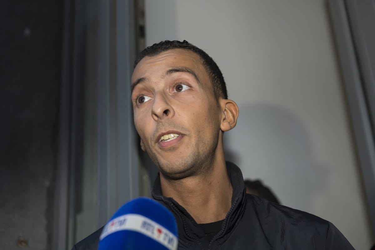 Mohamed Abdeslam puhuu mikrofoniin.