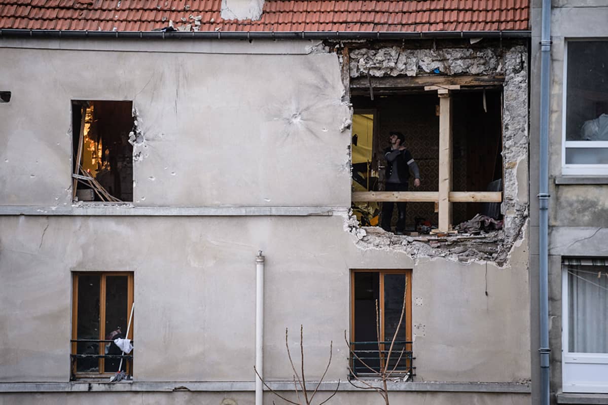 Rikospaikkatutkijoita talossa jossa terroristit olivat linnoittautuneina.