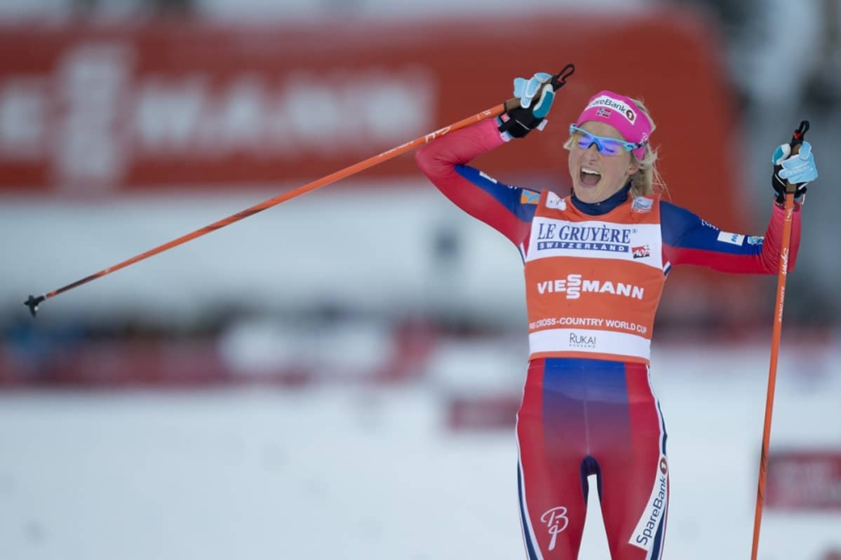 Therese Johaug tuulettaa voittoa.