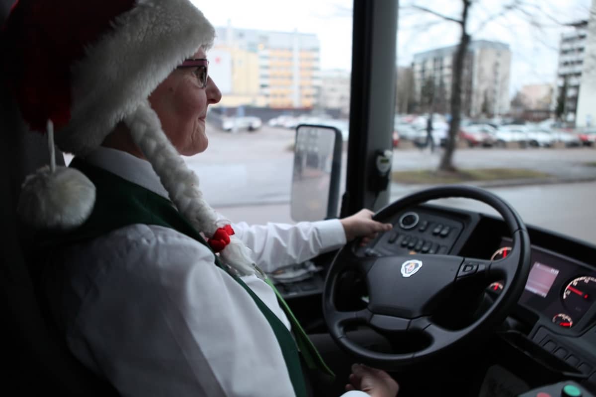 Tontuksi pukeutunut linja-auitonkuljettaja bussin ratissa