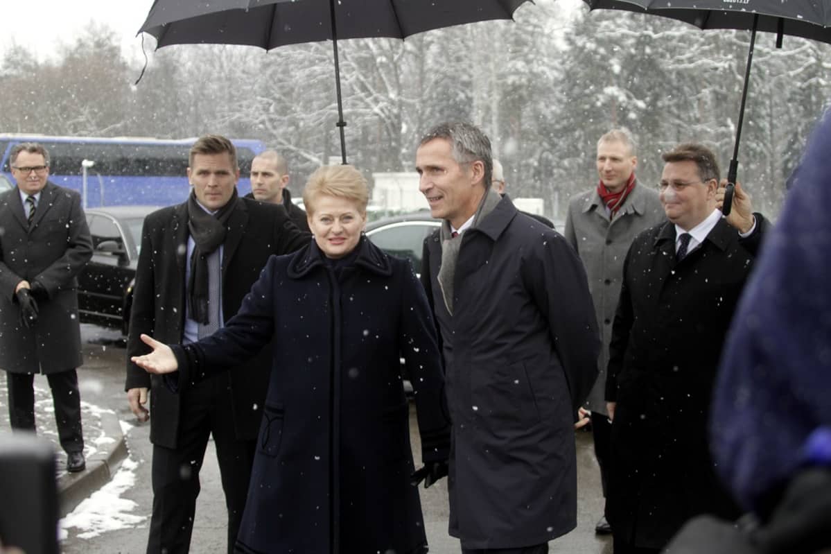 Grybauskaite vieraili Naton pääsihterin Jens Stoltenbergin kanssa Karmelavan tukikohdassa Liettuassa marraskuussa 2014.