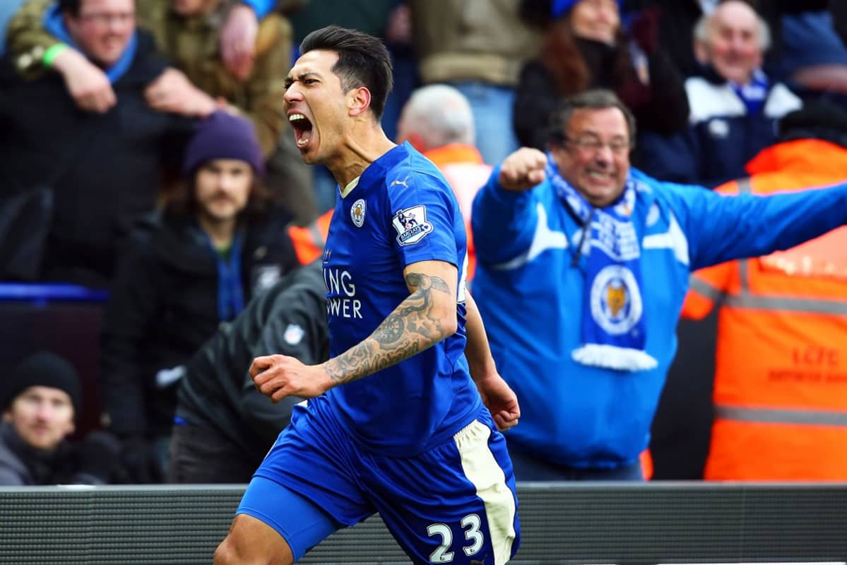 Leicester Cityn Leonardo Ulloa tuulettaa tehtyään joukkueen voittomaalin Norwichia vastaan.