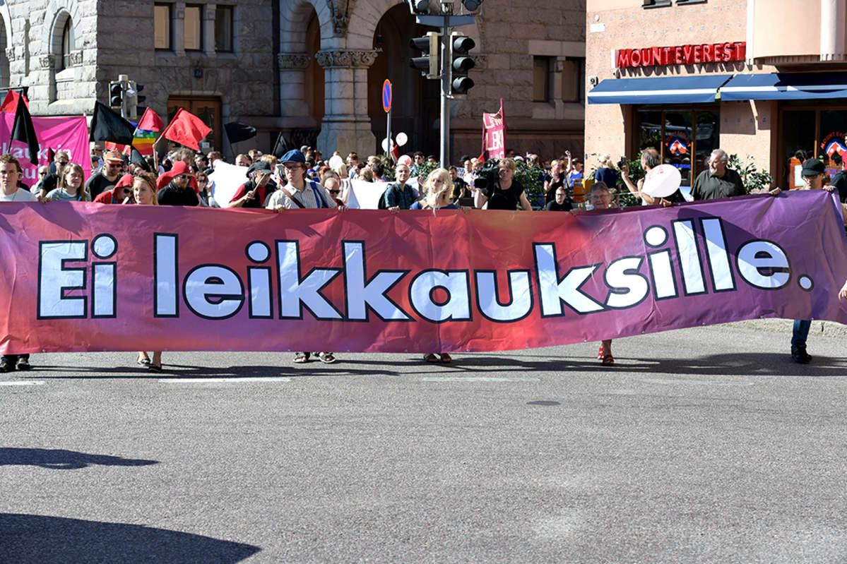 Joukkovoima hallituspolitiikkaa vastaan Suurmielenosoitus Helsingissä lauantaina 22. elokuuta.