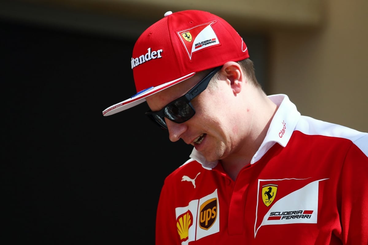 Kimi Räikkönen hymyilee.