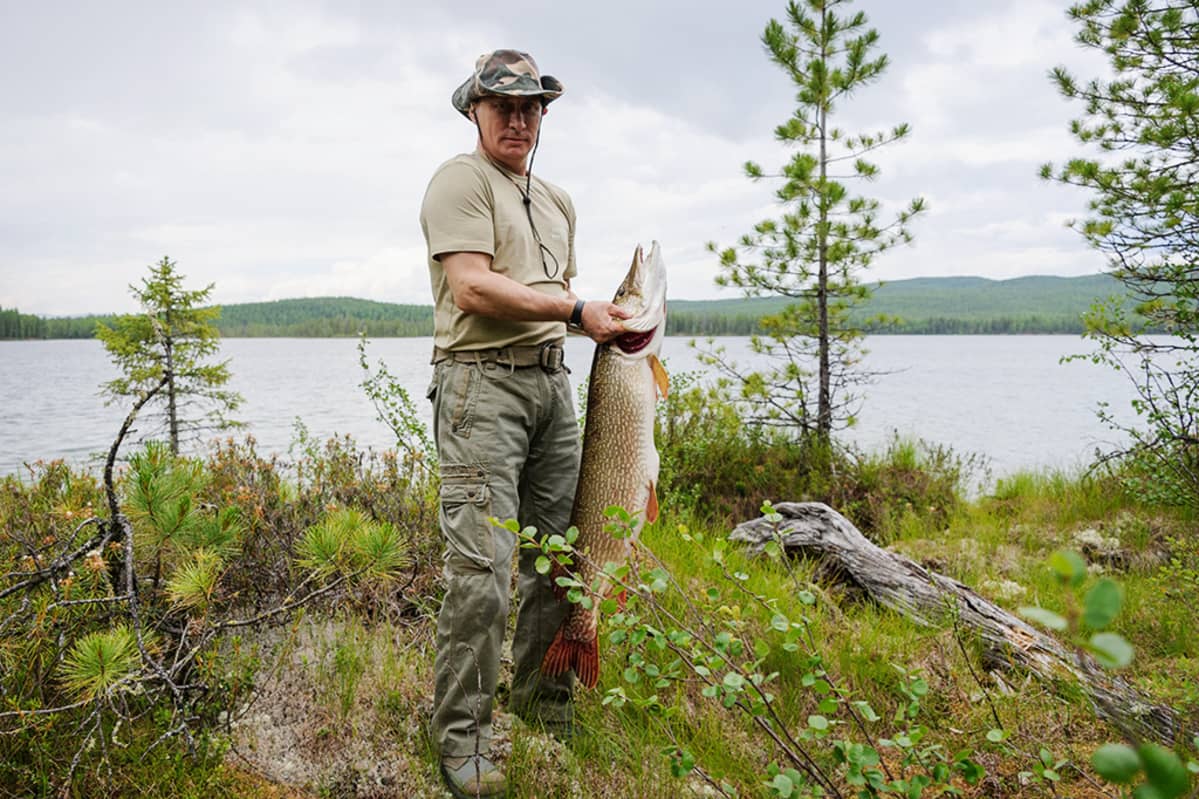 Putin poseeraa 21-kiloisen hauen kanssa.