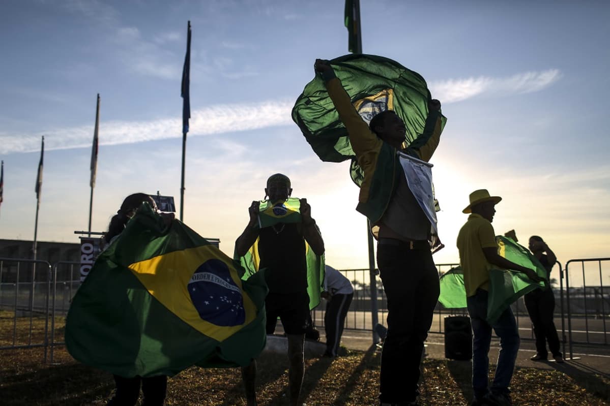 ihmisiä brasilian lippujen kanssa