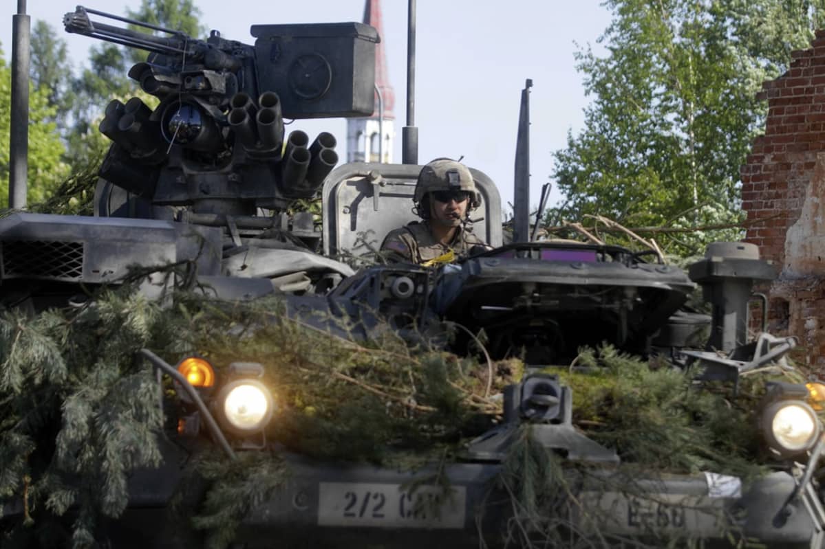 Yhdysvaltalaissotilas panssaroidussa Stryker-ajoneuvossa Kevätmyrsky-sotaharjoituksen aikana.