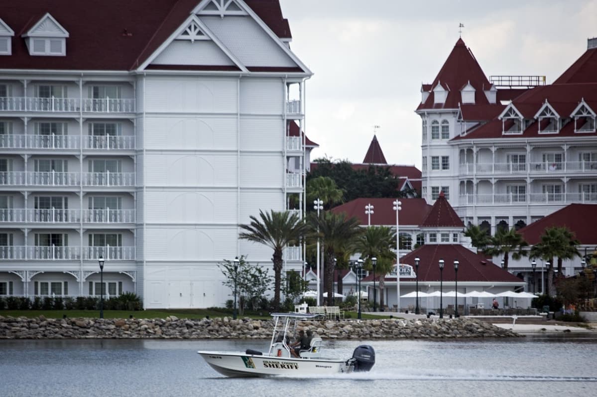 Pikkupoikaa etsittiin rannan tuntumasta Grand Floridian Resort & Spa -lomakeskuksessa Orlandossa, Floridassa. Poliisien etsintävene liikkeellä.