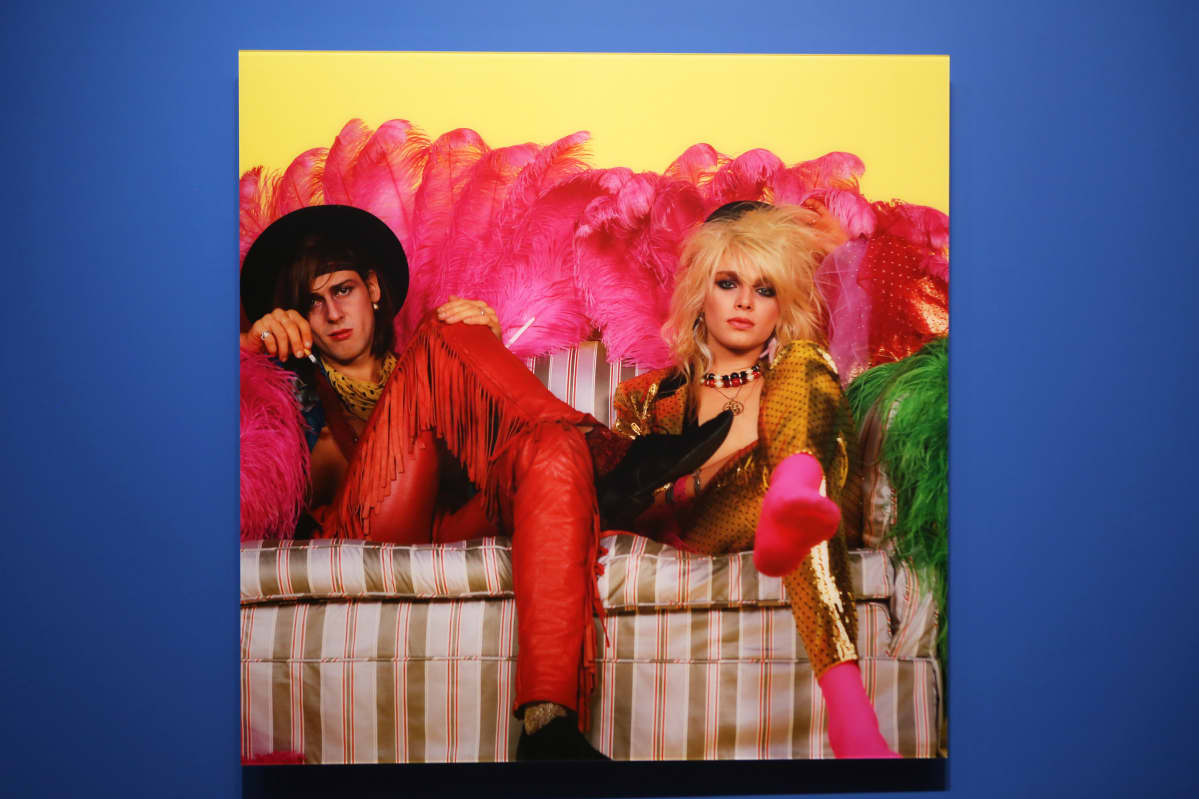 Justin Thomas (1984): Andy McCoy ja Michael Monroe poseeraavat värikkäissä asuissa.