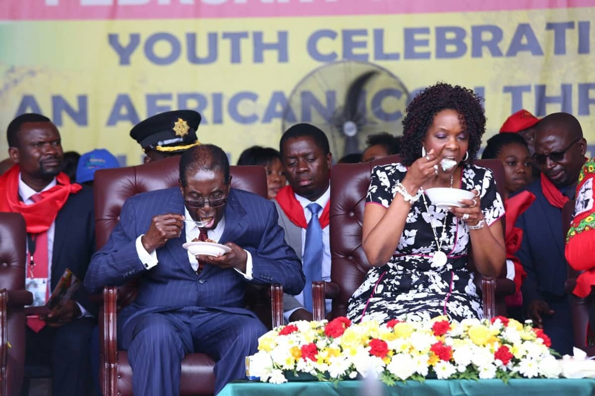 Kuvassa Robert Mugabe ja hänen vaimonsa Grace Mugabe syövät täytekakkua presidentin 92-vuotissyntymäpäiväjuhlassa.