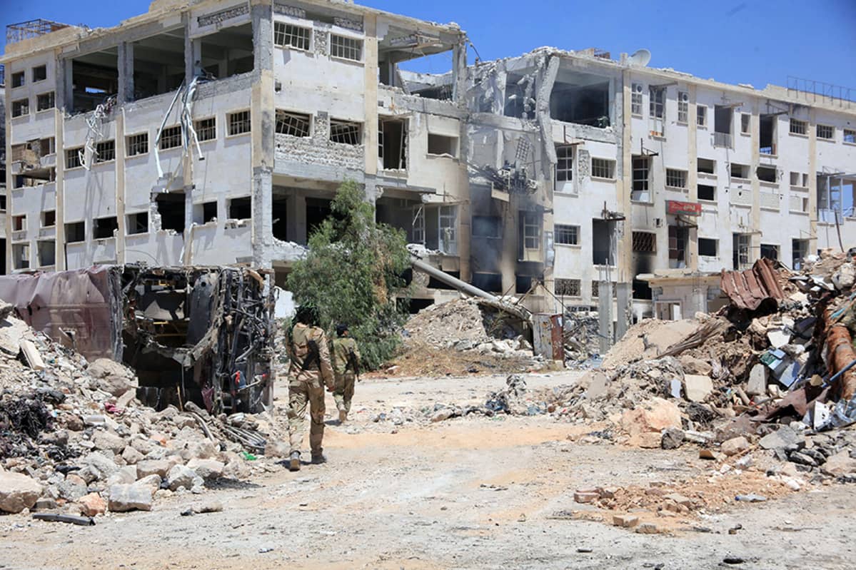 Syyrian hallituksen sotilaat partioivat al-Layramounin ja Bani Zeinin alueilla Aleppon pohjoisosissa.