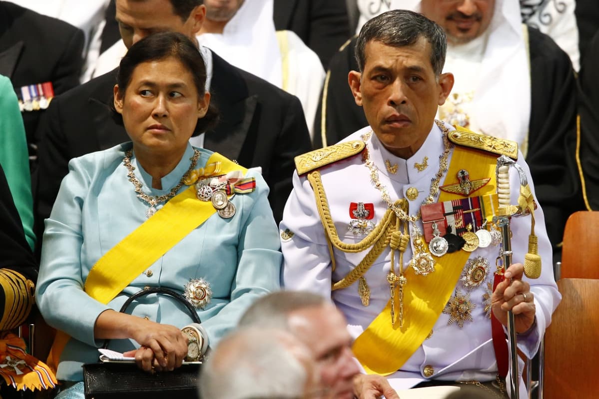 Kruununprinssi istuu vierellään nuorempi sisar, Sirindhorn. Kumpikin näyttää