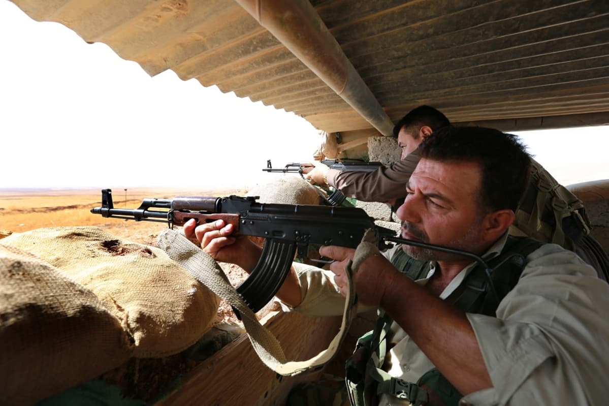 Irakin kurdien Peshmerga-joukkojen sotilaita väijyssä Mosulin lähellä.