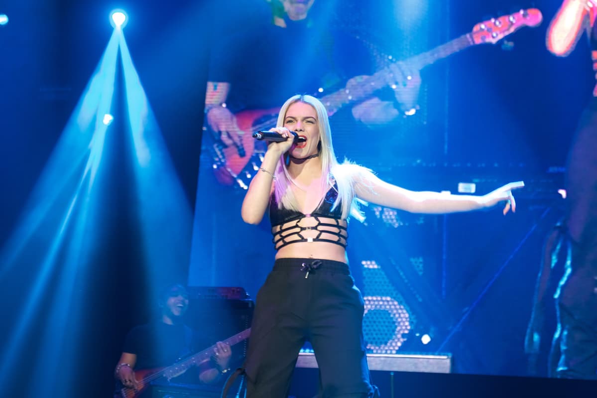 18-vuotias Louisa Johnson voitti Britannian X Factorin 2015.