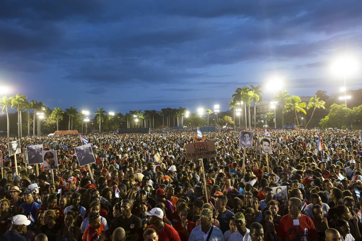 Santiago de Cuban Vallankumousaukio täyttyi Fidel Castron surijoista