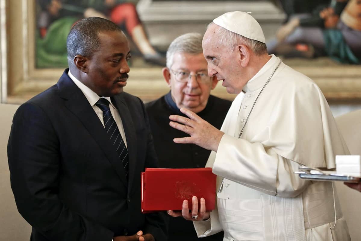 Joseph Kabila kuuntelee kun paavi Franciscus juttelee.