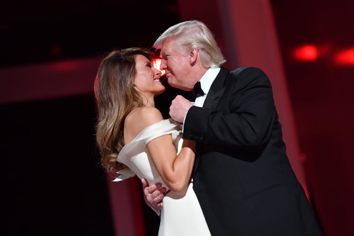 Donald ja Melania hymyilevät toisilleen tanssiaisissa.