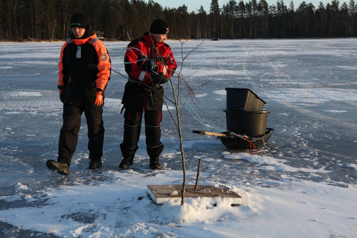 Aku Nyyssönen ja Ville-Matti Sahanen kalastamassa Karankajärvellä.