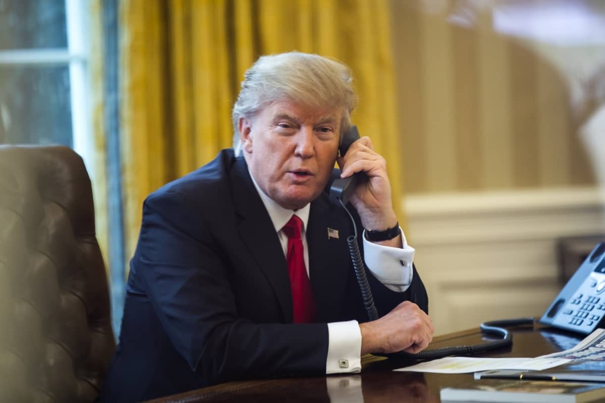 trump puhelimessa