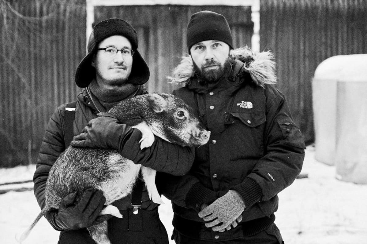 Ohjaaja Juho Kuosmanen, kuvaaja J-P Passi ja Iiro-possu Salaviinanpolttajat -elokuvan kuvauksissa