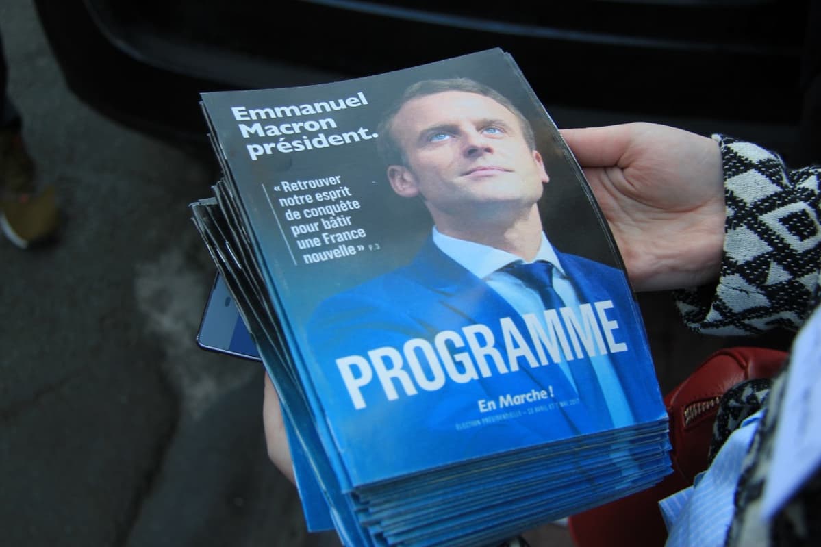 Lentolehtinen jonka kannessa teksti: "Emmanuelle Macron président. Retrouver notre esprit de conquête pour bâtir une France nouvelle."