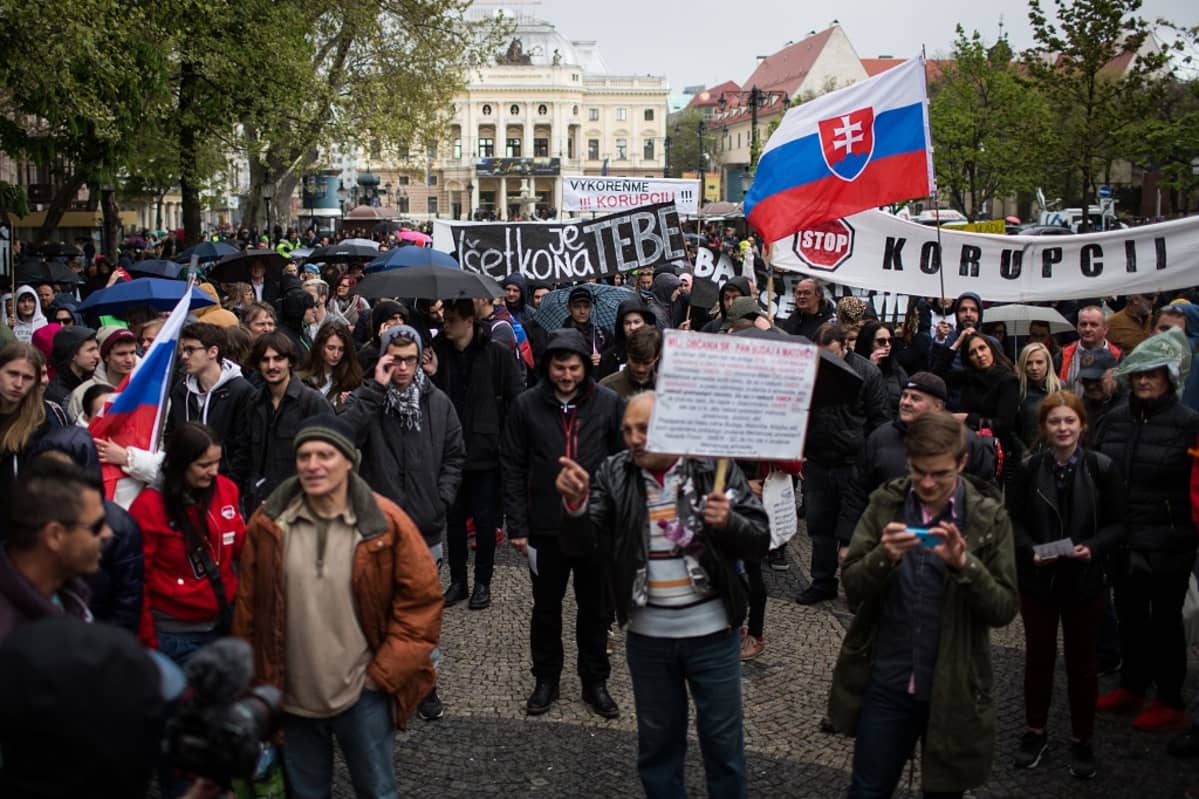 Mielenosoittajia Bratislavassa Slovakiassa 18. huhtikuuta 2017.