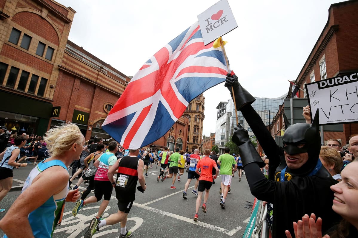 Ihmiset kannustivat juoksijoita Manchesterissa