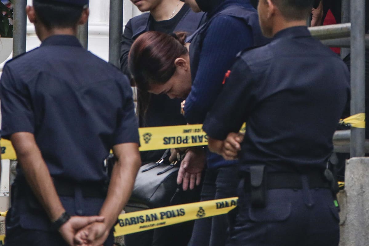 Siti Aisyah sekä poliiseja.