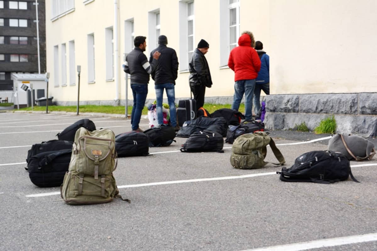 Turvapaikanhakijoita Tornion järjestelykeskuksen edessä lokakuussa 2015