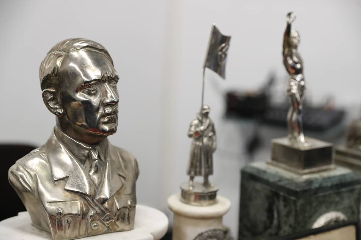 Hitlerin rintakuva, taustalla kaksi pikkupatsasta.