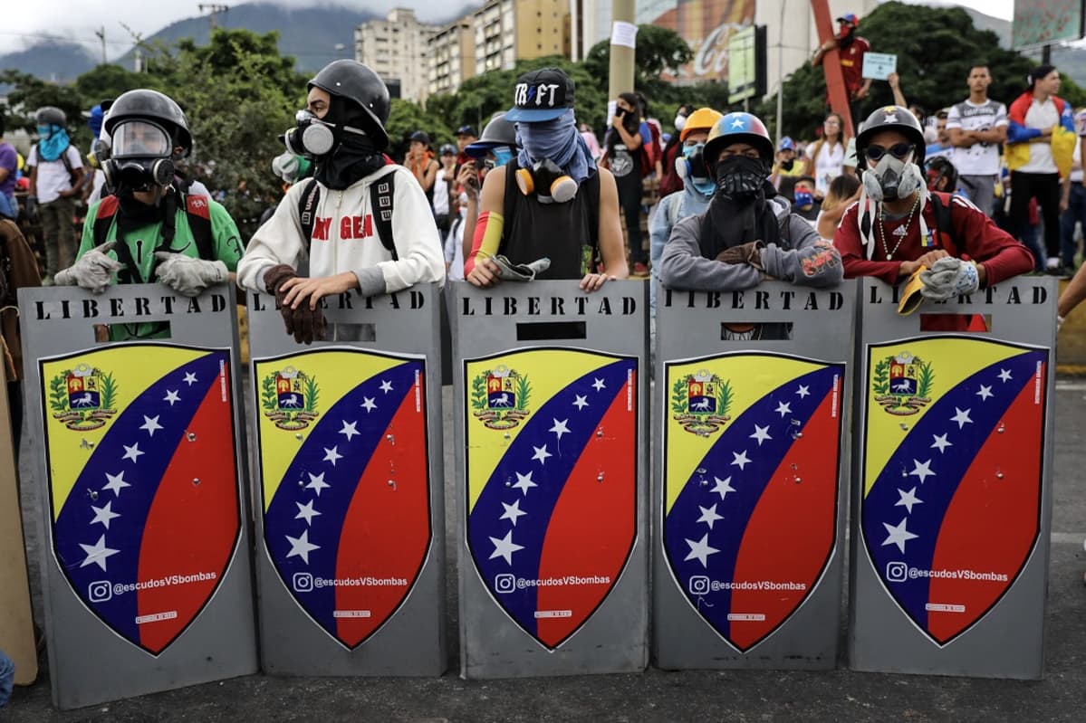 Mielenosoittajia Venezuelassa.