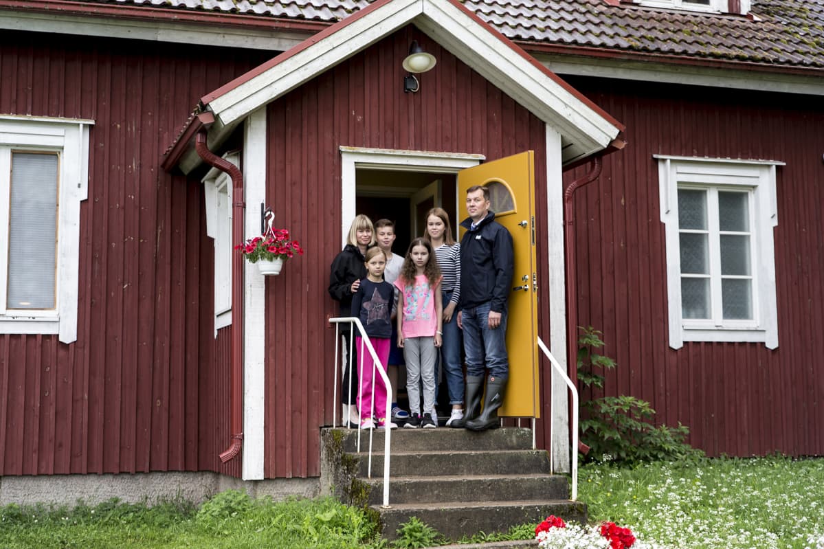 Maanviljelijät Tuomas ja Satu Levomäki perheineen.