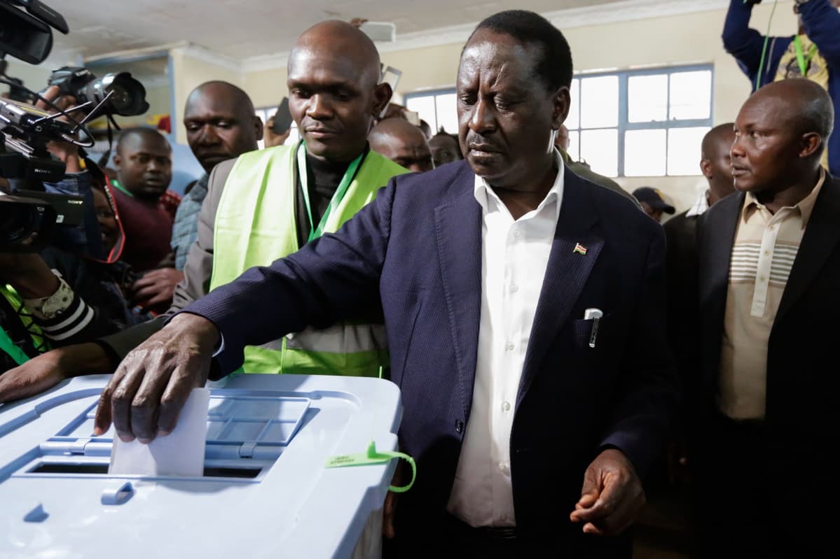 Odinga äänestämässä