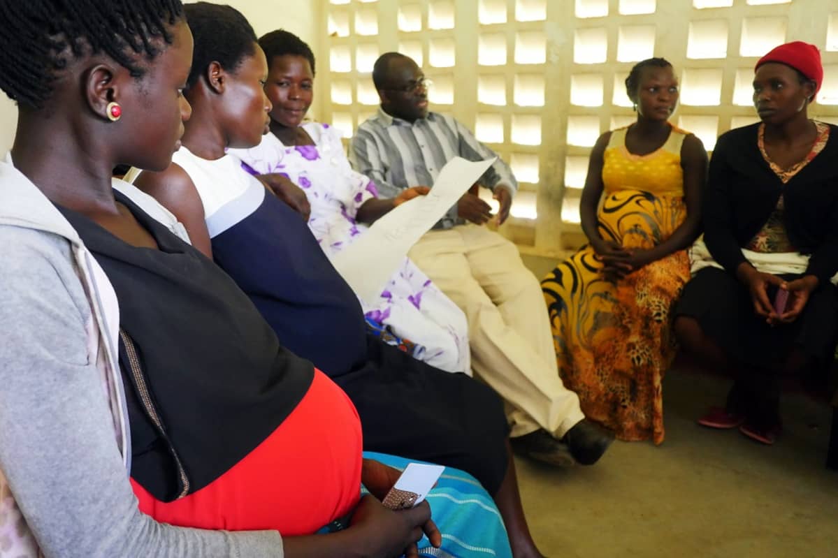 Raskaana olevien naisten tapaaminen Ugandassa.