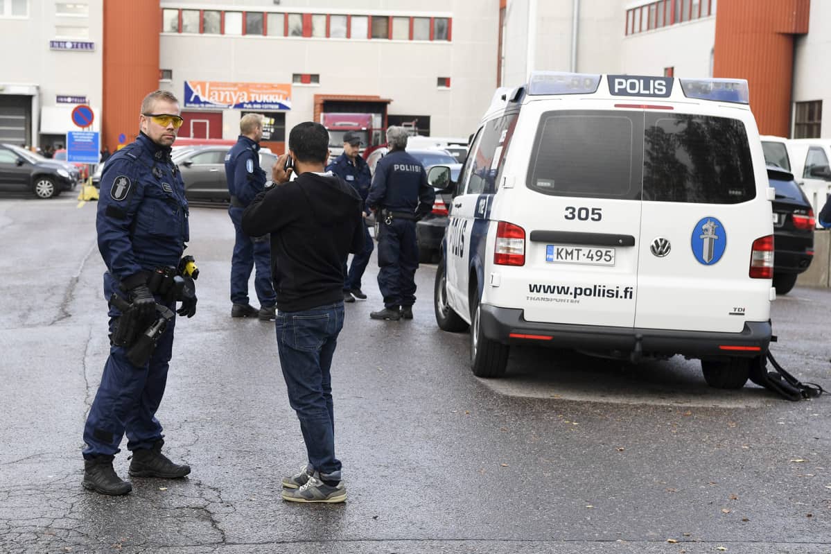 Poliiseja Sirrikujalla Kontulassa Helsingissä.