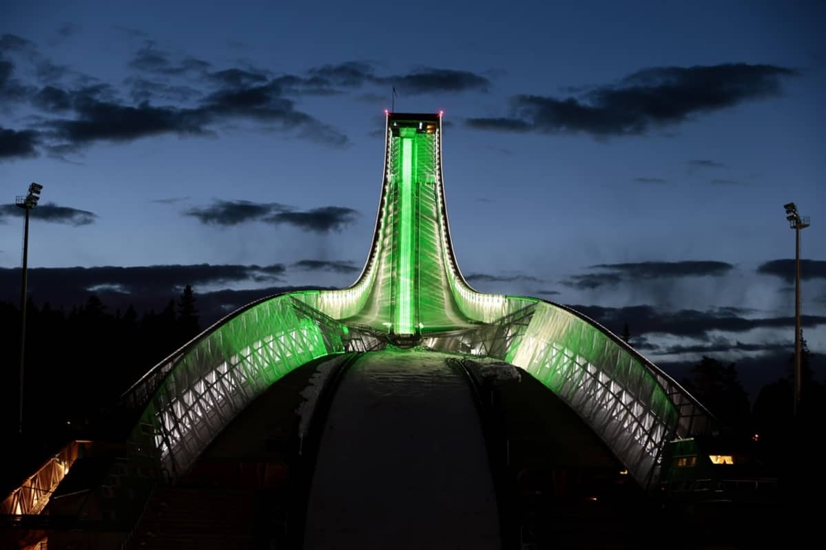 Holmenkollen valaistuna.