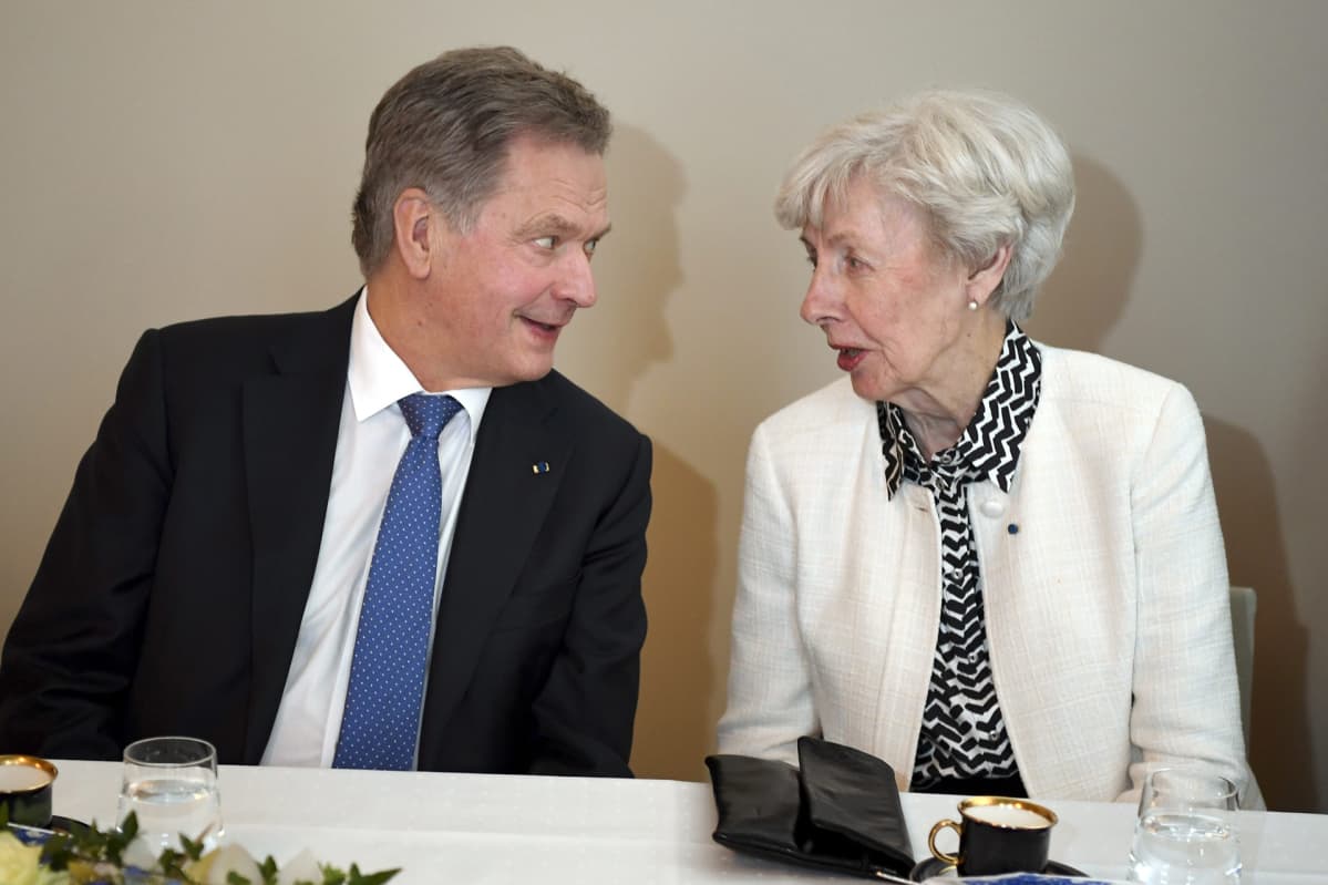 Tasavallan presidentti Sauli Niinistö sekä rouva Tellervo Koivisto juttusilla Suomen itsenäisyyden 100-vuotisjuhlaistunnon juhlakahveilla eduskunnassa tiistaina 5. joulukuuta
